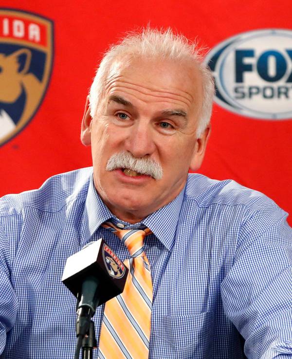 Joel Quenneville, Cheftrainer der Florida Panthers und ehemalige Trainer der Chicago Blackhawks, antwortet vor einem NHL-Eishockeyspiel zwischen den Blackhawks und den Panthers auf eine Frage.