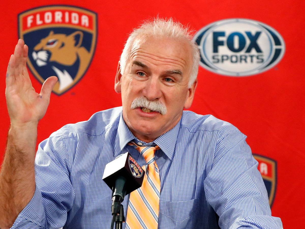 Joel Quenneville, Cheftrainer der Florida Panthers und ehemalige Trainer der Chicago Blackhawks, antwortet vor einem NHL-Eishockeyspiel zwischen den Blackhawks und den Panthers auf eine Frage.