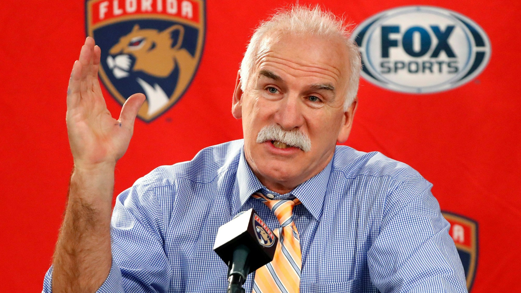 Joel Quenneville, Cheftrainer der Florida Panthers und ehemalige Trainer der Chicago Blackhawks, antwortet vor einem NHL-Eishockeyspiel zwischen den Blackhawks und den Panthers auf eine Frage.