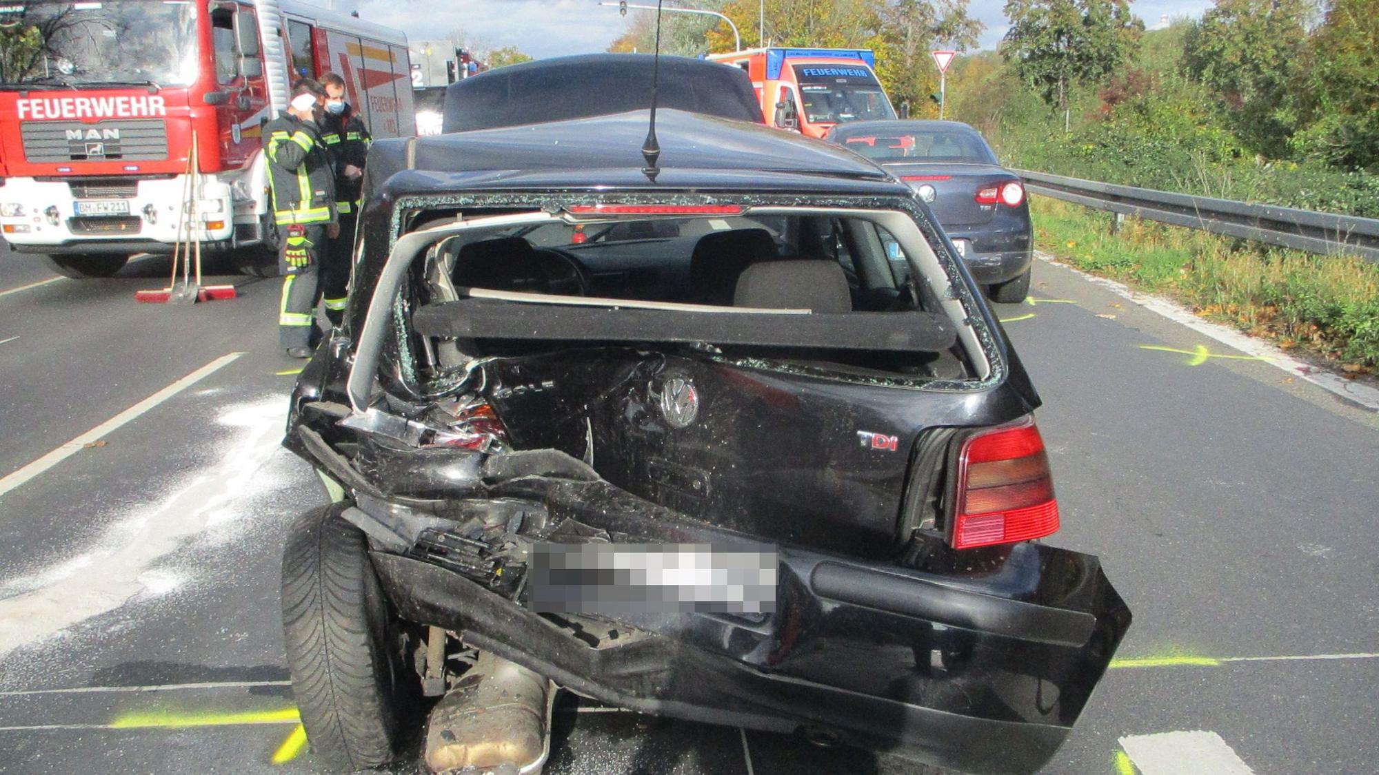 Bei einem Unfall in Bergheim sind am 27. Oktober 2021 vier Menschen verletzt worden. Der Unfallfahrer (21) war bekifft und stand unter dem Einfluss von Lachgas.