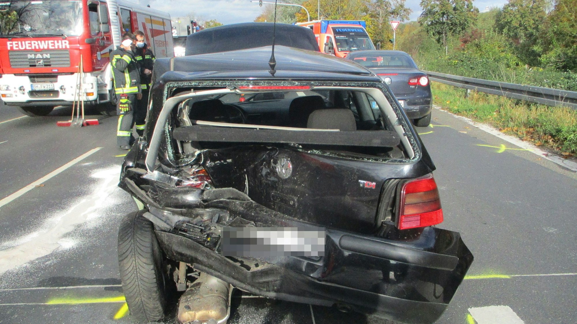 Bei einem Unfall in Bergheim sind am 27. Oktober 2021 vier Menschen verletzt worden. Der Unfallfahrer (21) war bekifft und stand unter dem Einfluss von Lachgas.