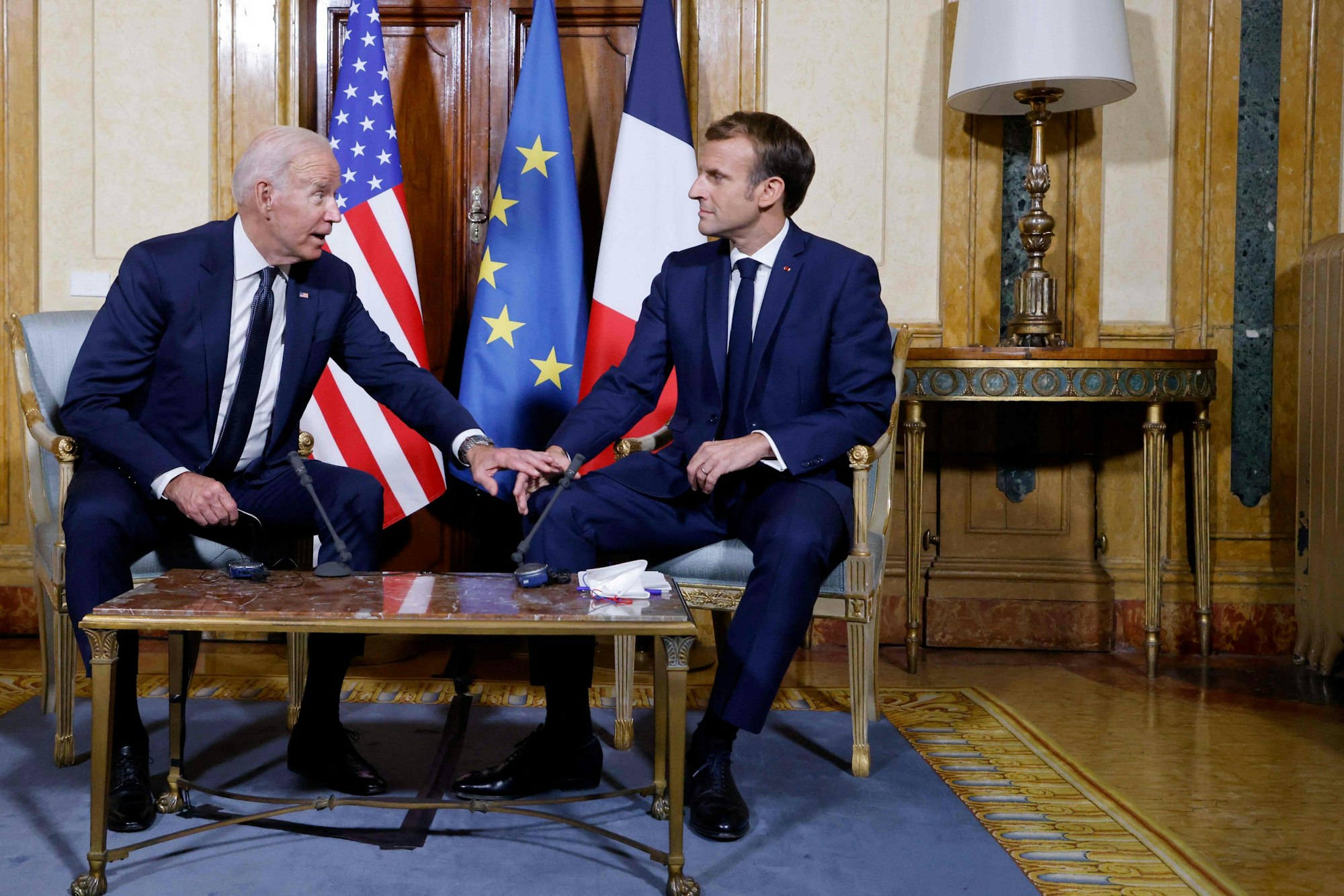 Beim Treffen zwischen Joe Biden und Emmanuel Macron kommt es zu einer kleinen Panne beim Handschlag.