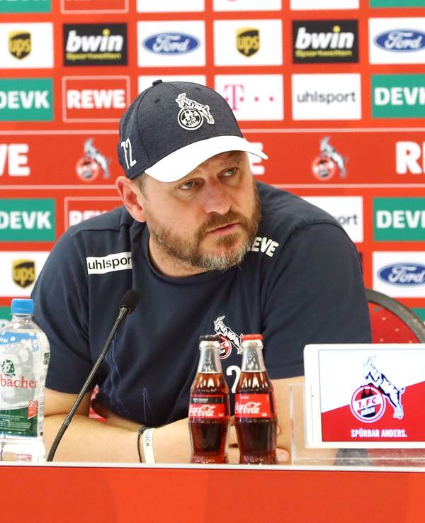 Steffen Baumgart am 26. Oktober 2021 auf der Pressekonferenz vor dem Spiel gegen den VfB Stuttgart.