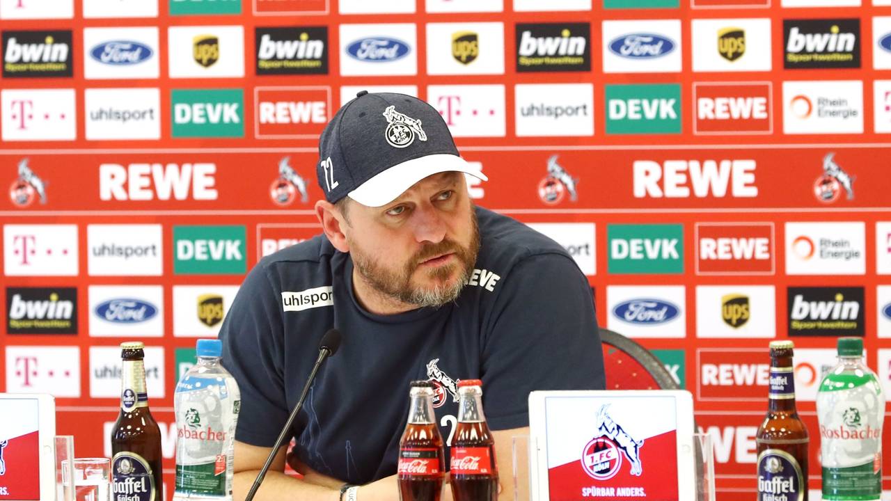 Steffen Baumgart am 26. Oktober 2021 auf der Pressekonferenz vor dem Spiel gegen den VfB Stuttgart.