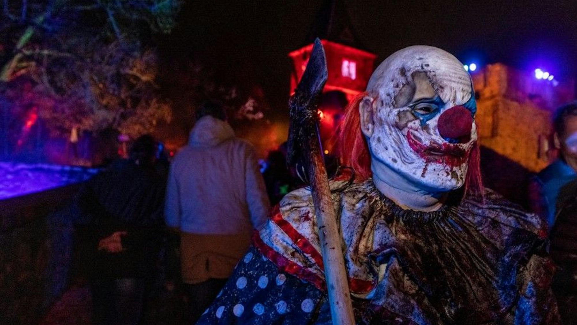 In gruseligen Kostümen sind Darsteller darauf vorbereitet, Besucher auf Burg Frankenstein im hessischen Mühltal zu erschrecken.