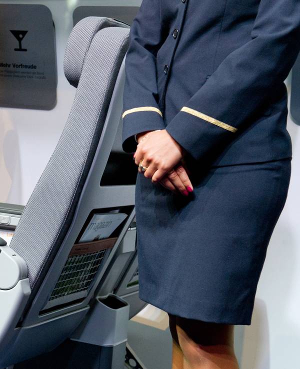 Auf einem American-Airlines-Flug schlug ein Passagier eine Flugbegleiterin. Jetzt drohen ihm hohe Bußgelder. Unser Symbolfoto (aufgenommen am 5. März 2014) zeigt eine Lufthansa-Flugbegleiterin.
