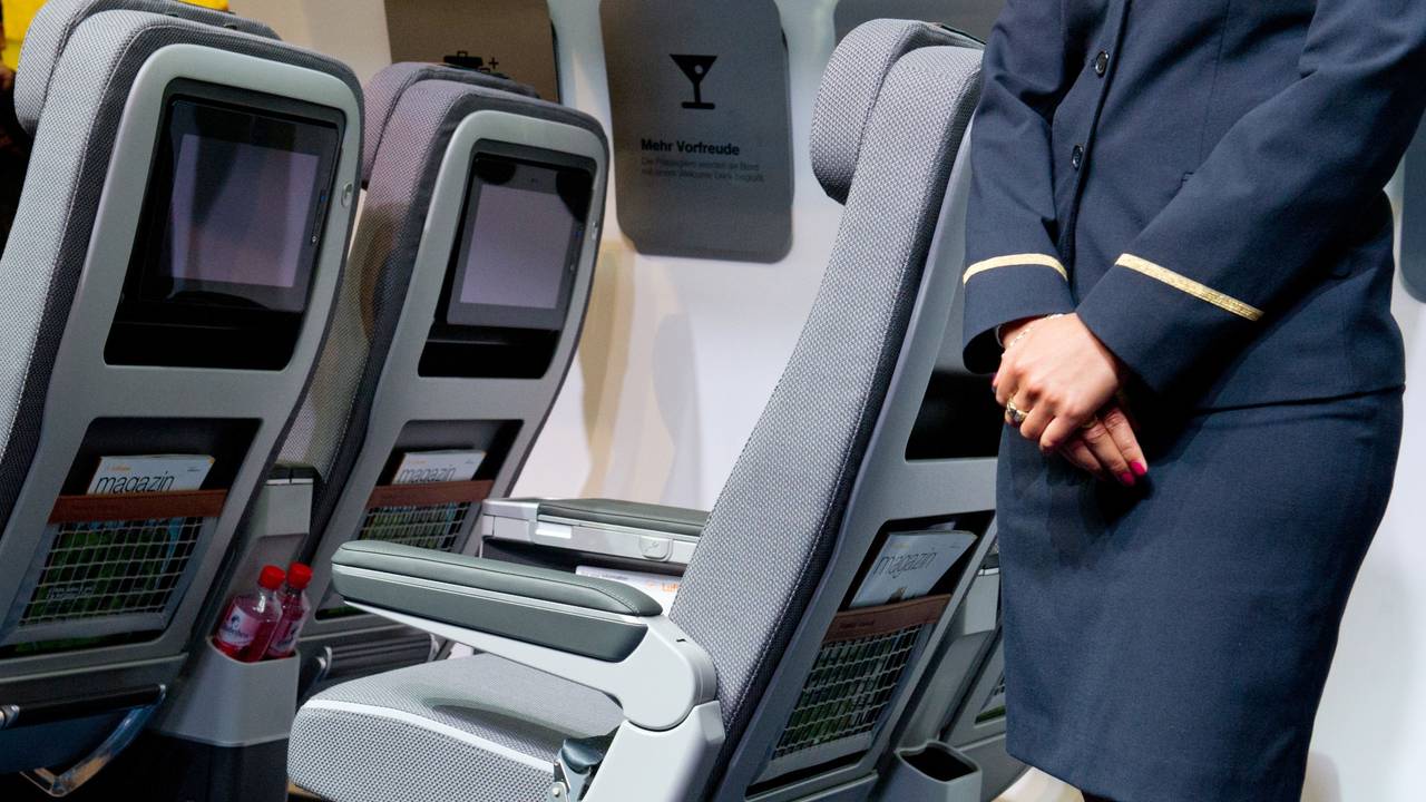 Auf einem American-Airlines-Flug schlug ein Passagier eine Flugbegleiterin. Jetzt drohen ihm hohe Bußgelder. Unser Symbolfoto (aufgenommen am 5. März 2014) zeigt eine Lufthansa-Flugbegleiterin.