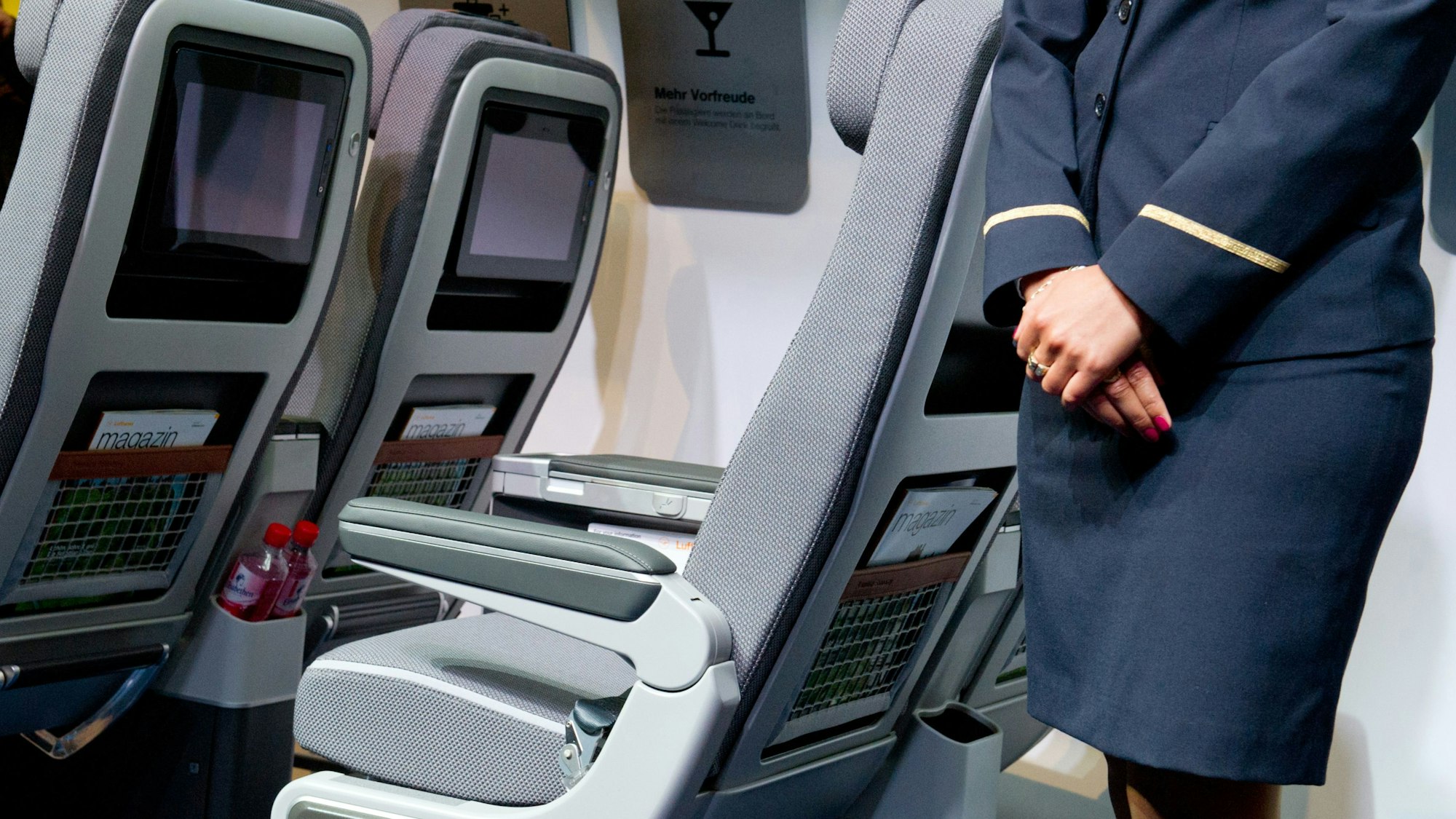 Auf einem American-Airlines-Flug schlug ein Passagier eine Flugbegleiterin. Jetzt drohen ihm hohe Bußgelder. Unser Symbolfoto (aufgenommen am 5. März 2014) zeigt eine Lufthansa-Flugbegleiterin.