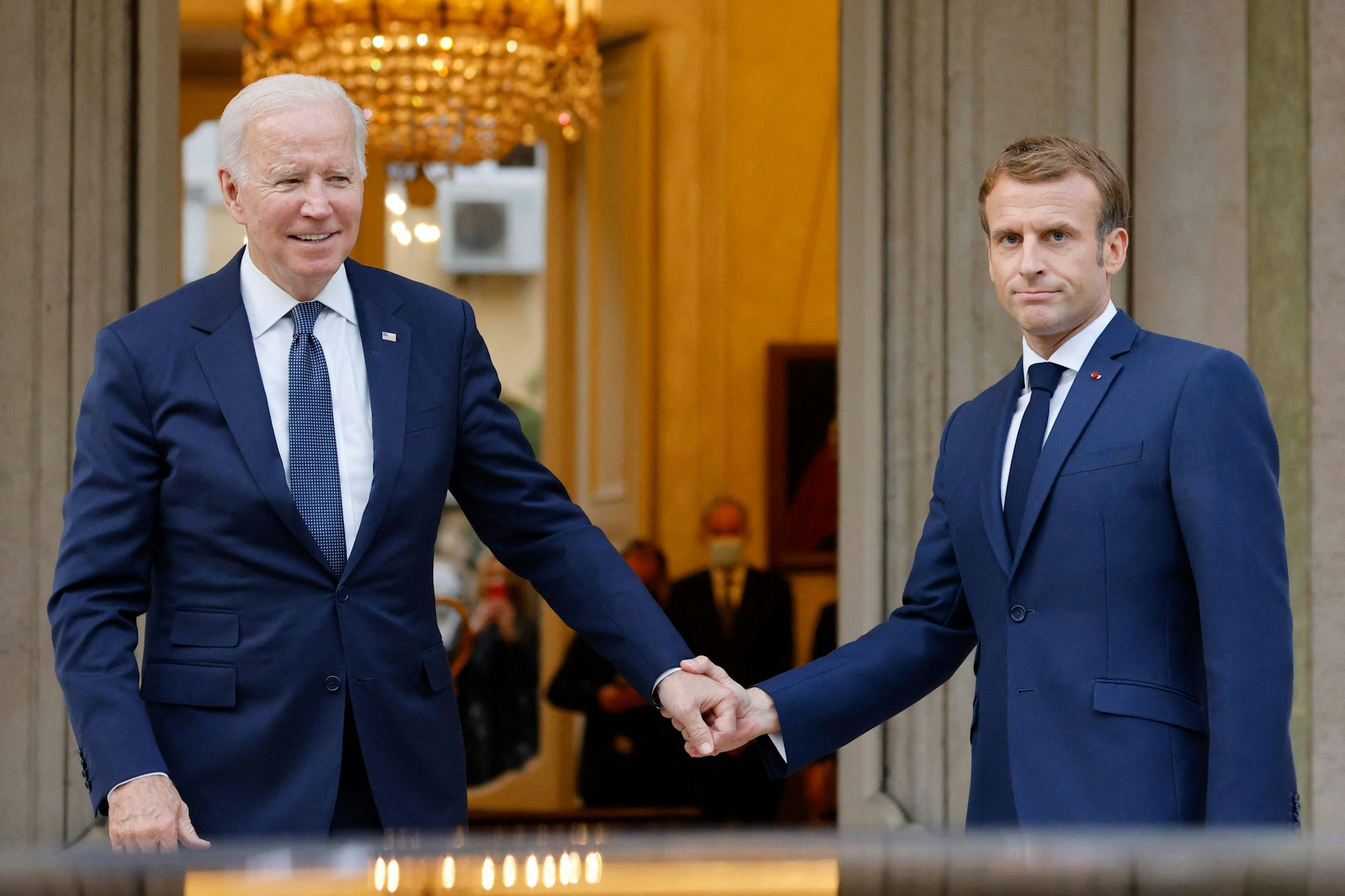 Beim Treffen zwischen Joe Biden und Emmanuel Macron kommt es zur Handschlag-Panne.