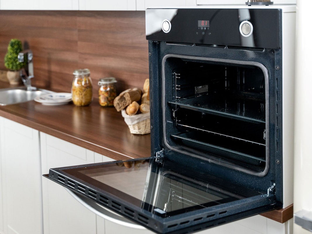 Mit den passenden Hausmitteln lässt sich der Backofen reinigen. Und zwar ganz ohne Schrubben und Chemie!