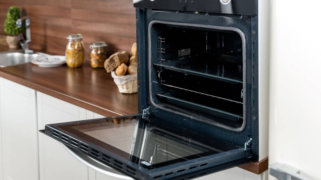 Mit den passenden Hausmitteln lässt sich der Backofen reinigen. Und zwar ganz ohne Schrubben und Chemie!
