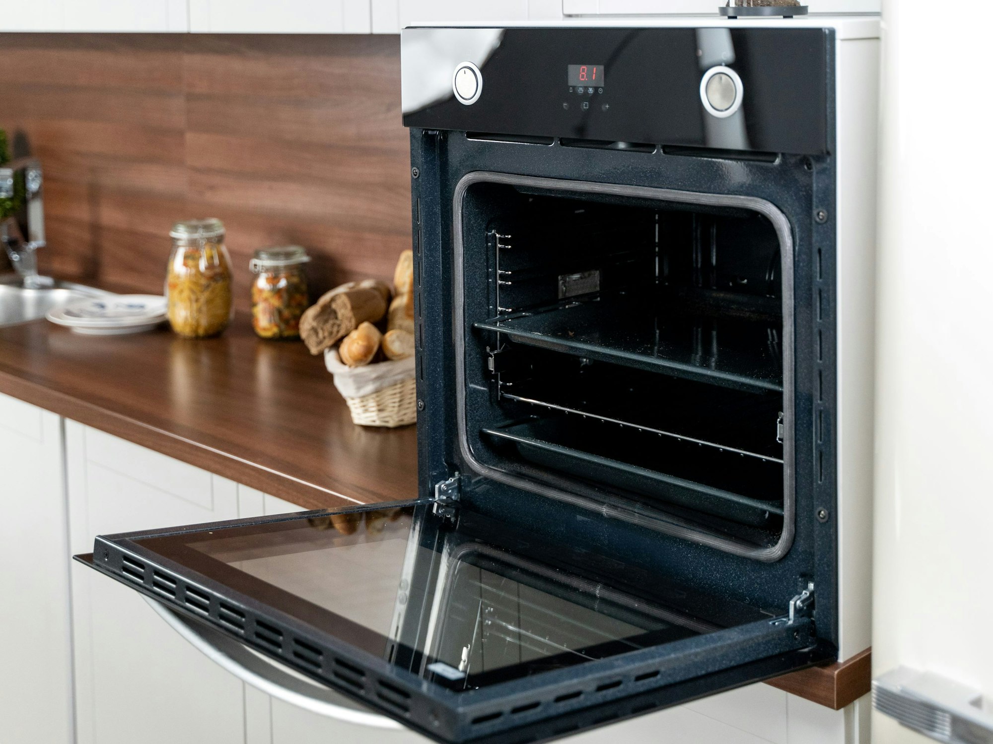 Mit den passenden Hausmitteln lässt sich der Backofen reinigen. Und zwar ganz ohne Schrubben und Chemie!