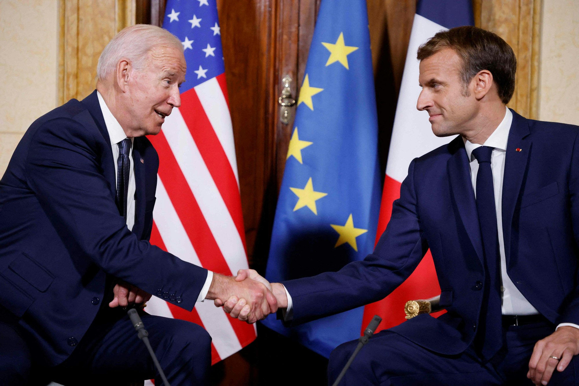 Joe Biden und Emmanuel Macron geben sich nach einem Treffen in Rom die Hand.