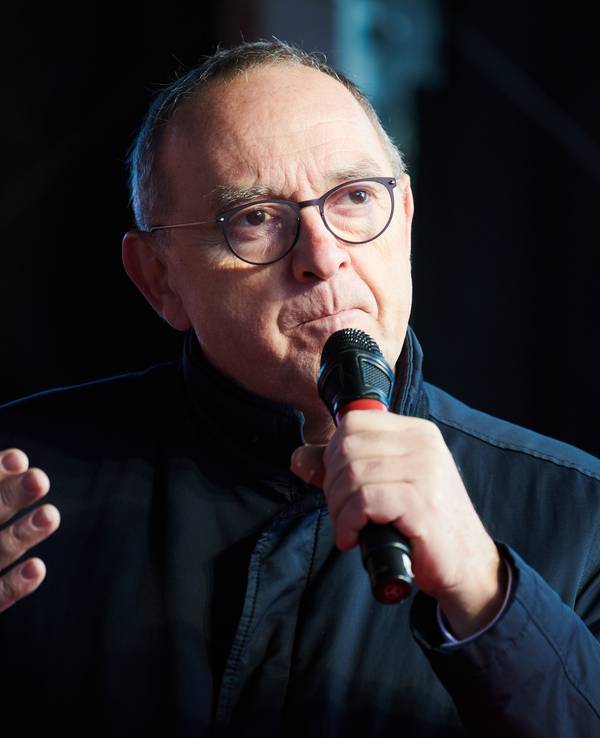 Norbert Walter-Borjans (SPD) spricht zu den Mitgliedern und Demonstranten der IG Metall zwischen Reichstag und Paul-Löbe Haus.