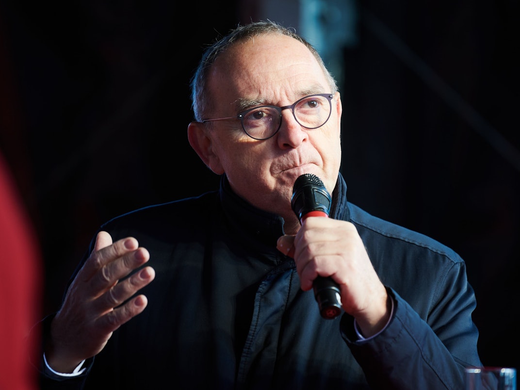Norbert Walter-Borjans (SPD) spricht zu den Mitgliedern und Demonstranten der IG Metall zwischen Reichstag und Paul-Löbe Haus.