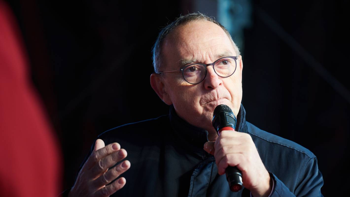 Norbert Walter-Borjans (SPD) spricht zu den Mitgliedern und Demonstranten der IG Metall zwischen Reichstag und Paul-Löbe Haus.