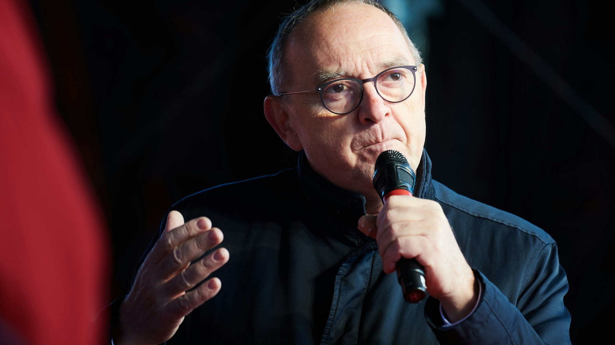 Norbert Walter-Borjans (SPD) spricht zu den Mitgliedern und Demonstranten der IG Metall zwischen Reichstag und Paul-Löbe Haus.