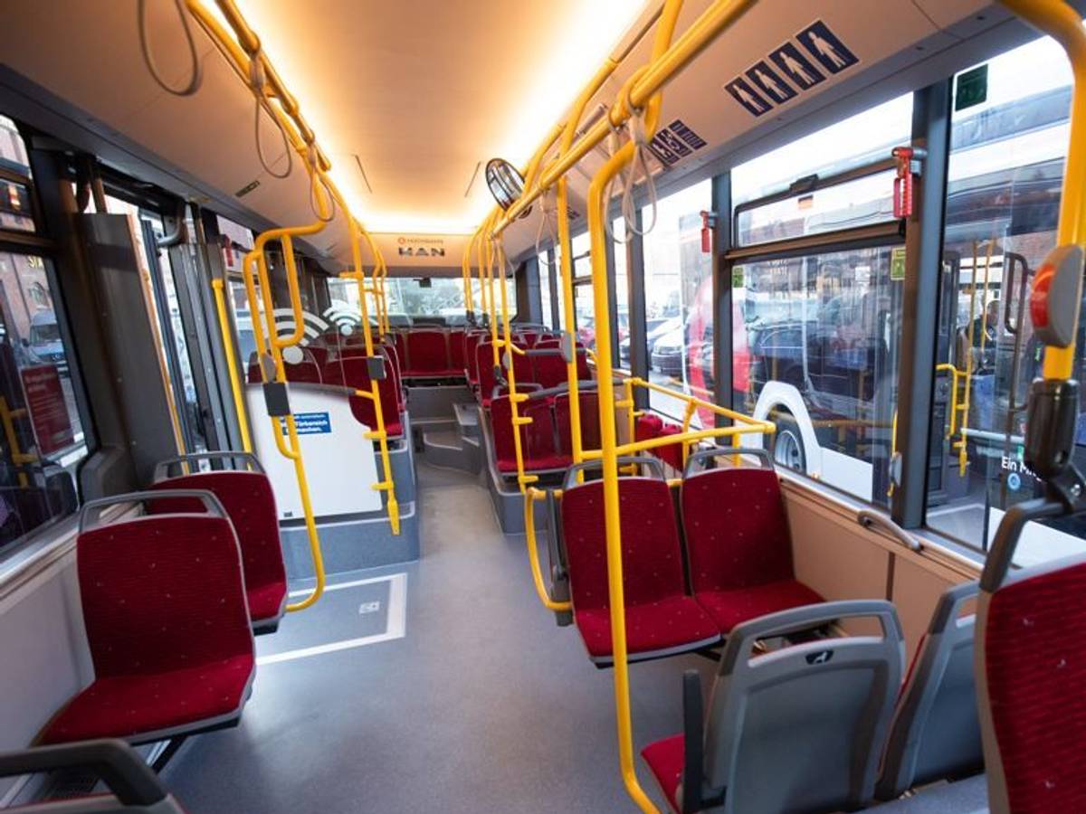 Der Mann wollte im Bus eine Pflaume essen und wäre fast daran erstickt. Unser undatiertes Symbolfoto zeigt einen Elektrobus in Hamburg.