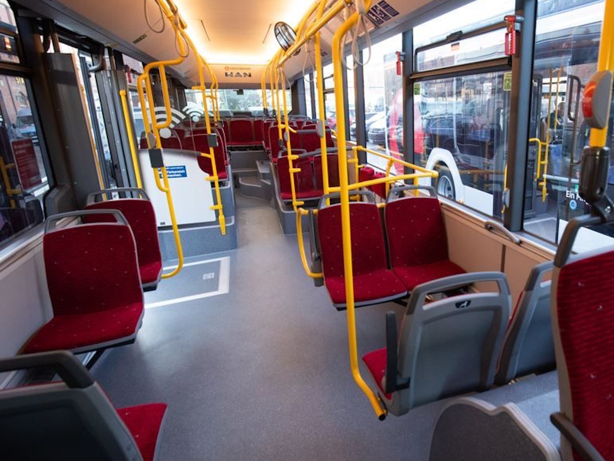 Der Mann wollte im Bus eine Pflaume essen und wäre fast daran erstickt. Unser undatiertes Symbolfoto zeigt einen Elektrobus in Hamburg.