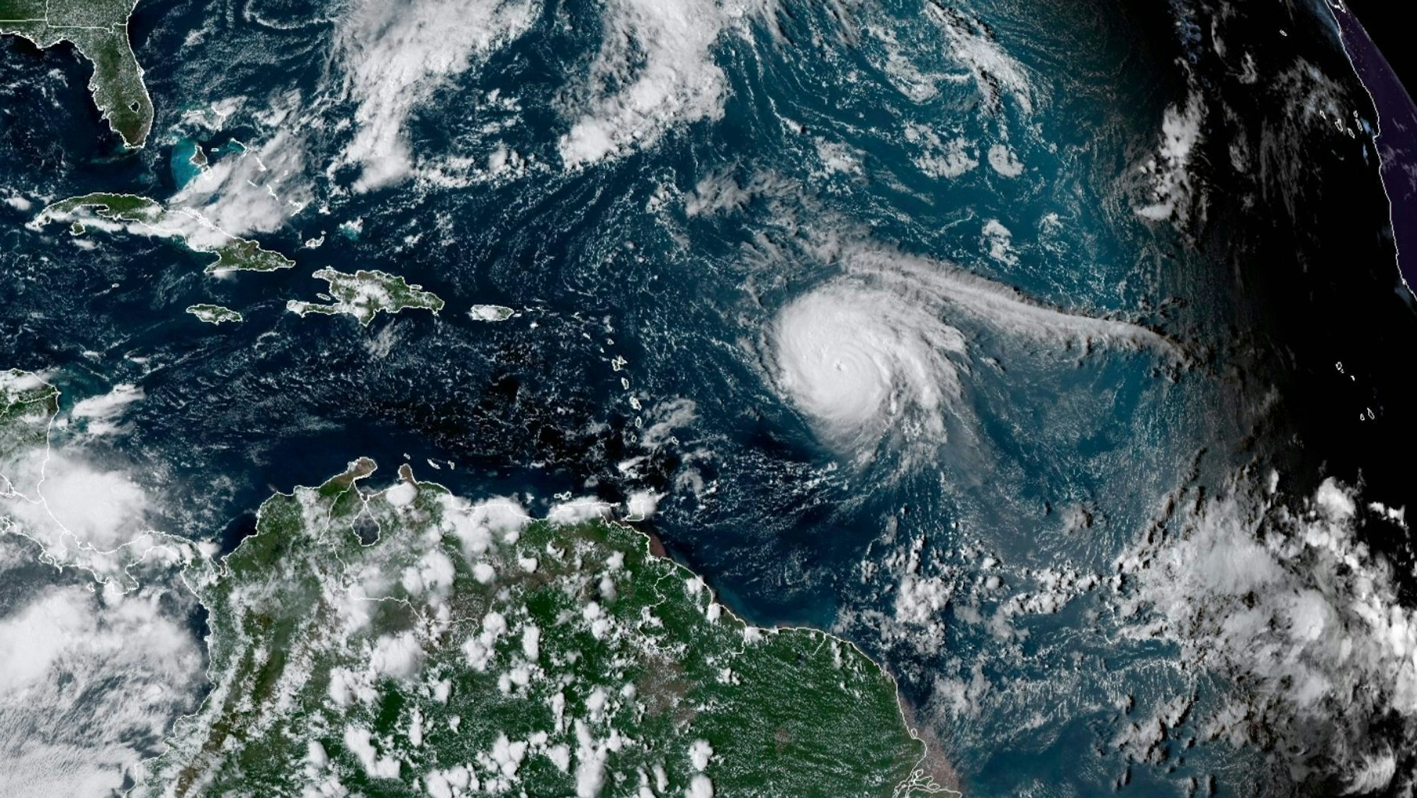 Mysteriöser schwarzer Fleck im Ozean sorgt im Netz für Rätselraten