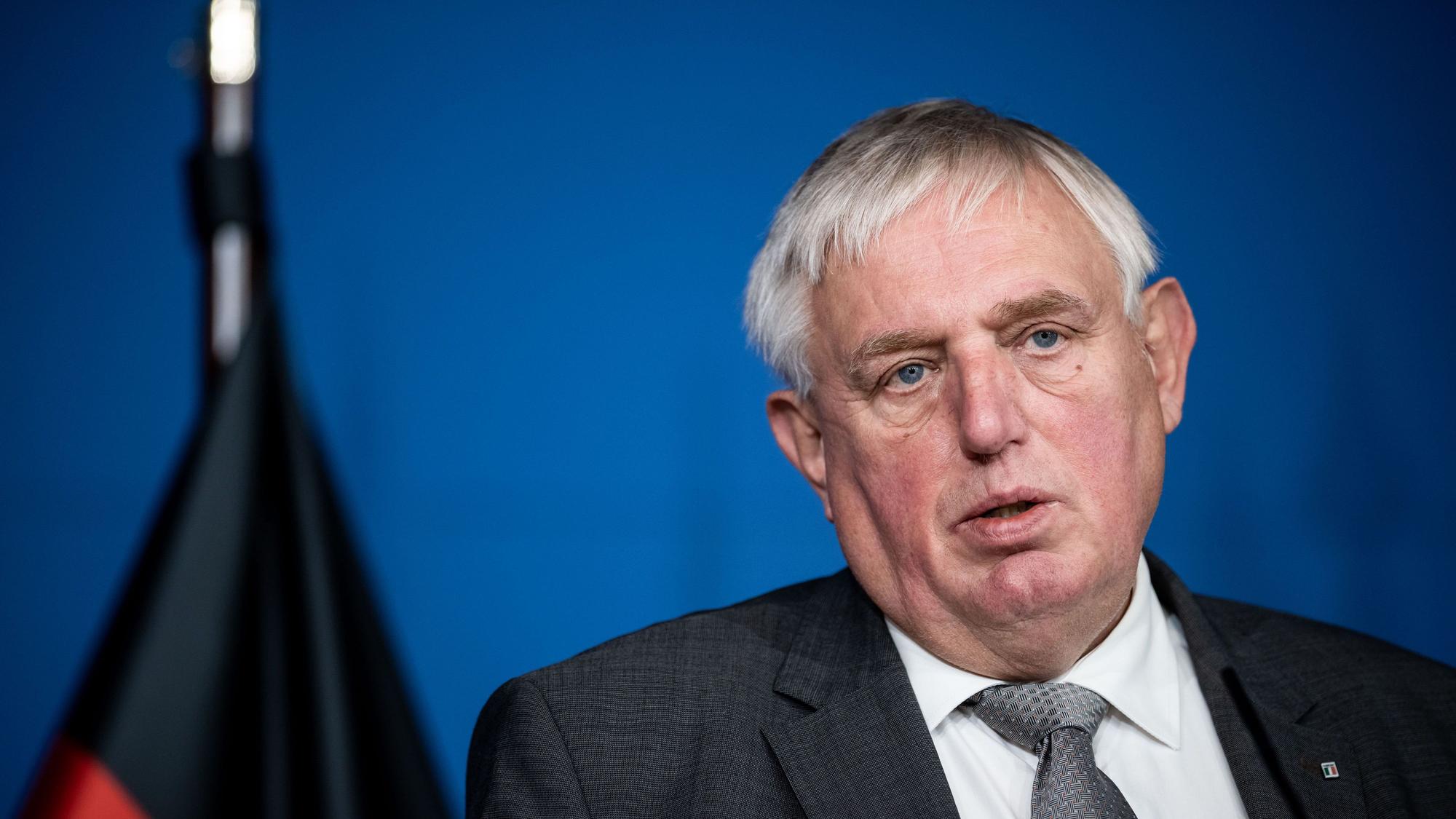 Karl-Josef Laumann spricht zu Journalisten.