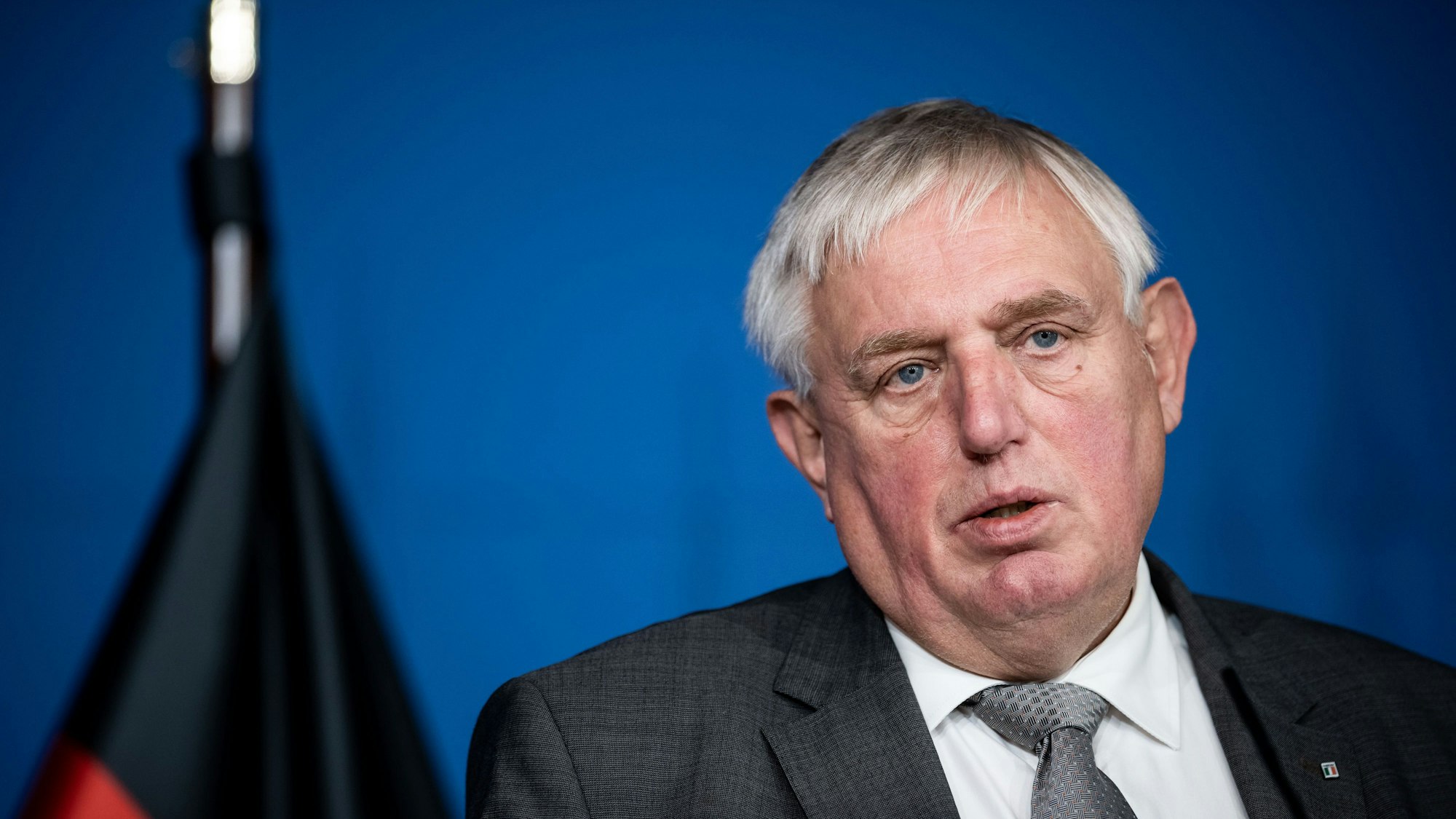 Karl-Josef Laumann spricht zu Journalisten.