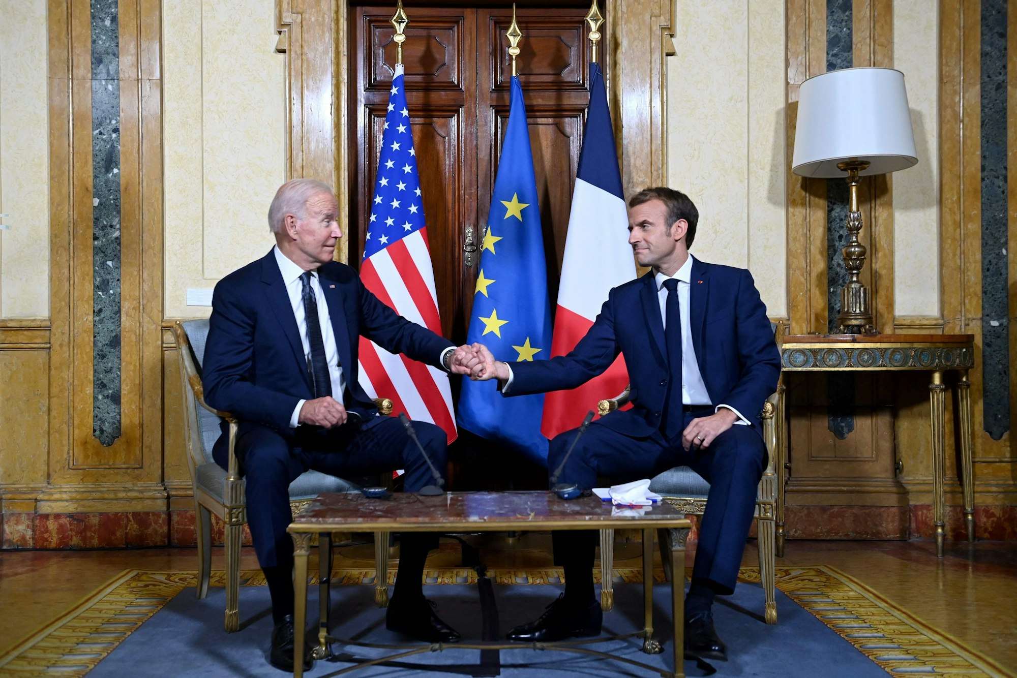 Emmanuel Macron (r.) und Joe Biden (l.) versuchen einander bei einem Treffen in Rom die Hände zu schütteln.