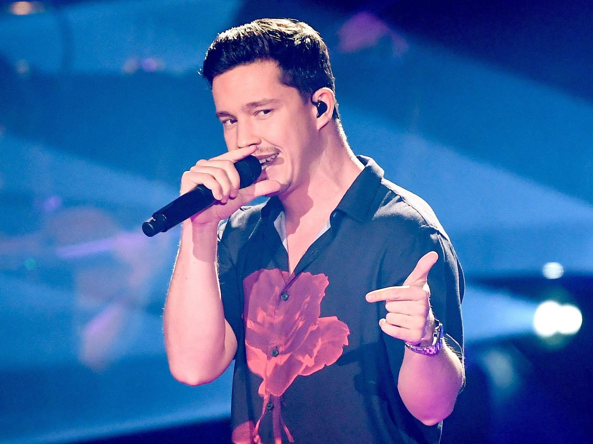 Das Archivfoto vom 03.11.2019 zeigt Musiker Nico Santos. Er steht beim Halbfinale der Castingshow "The Voice of Germany" auf der Bühne. Nico Santos startet am (24.10.2021) mit seinem Tourauftakt in Frankfurt am Main.