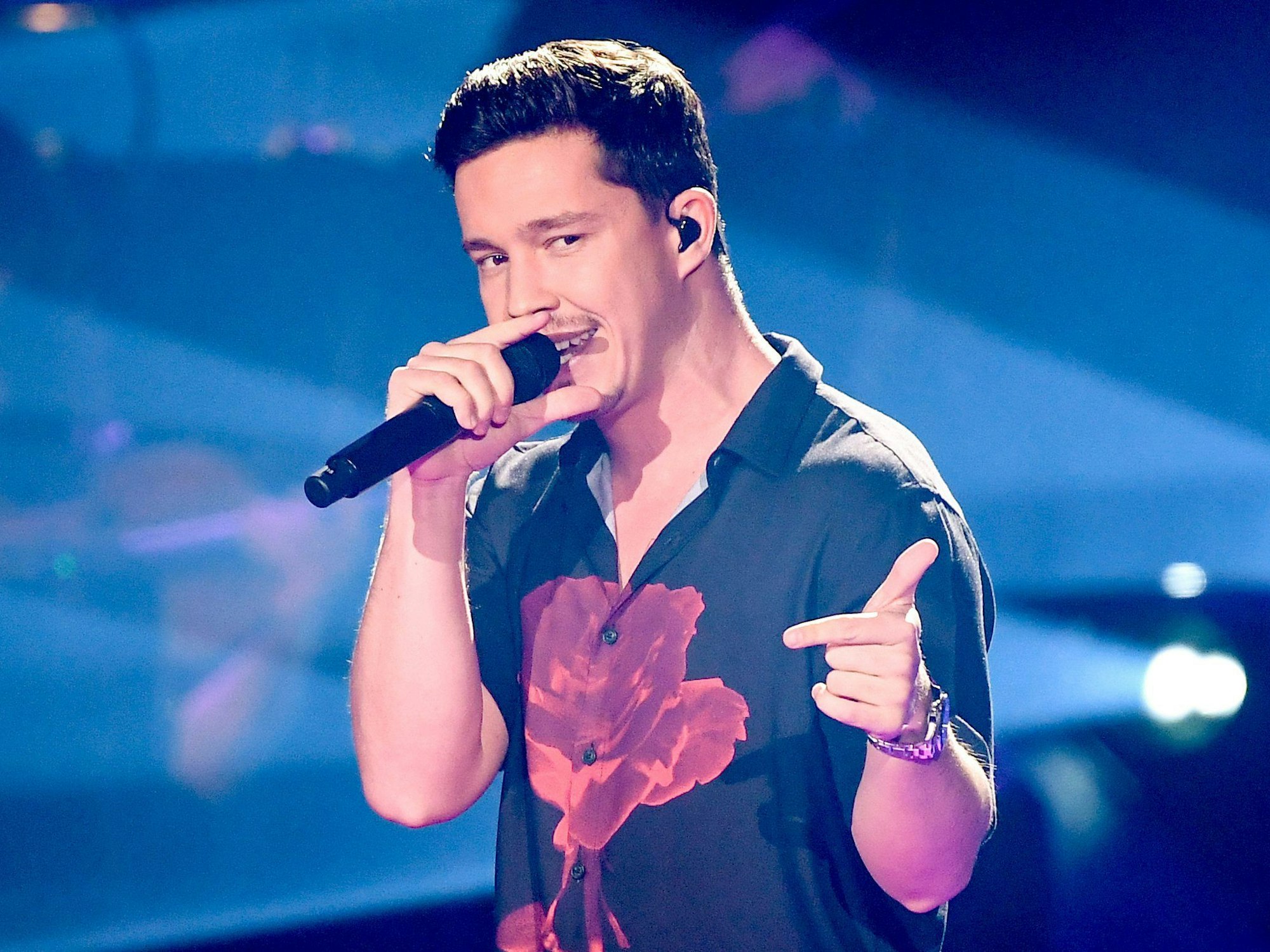 Das Archivfoto vom 03.11.2019 zeigt Musiker Nico Santos. Er steht beim Halbfinale der Castingshow "The Voice of Germany" auf der Bühne. Nico Santos startet am (24.10.2021) mit seinem Tourauftakt in Frankfurt am Main.