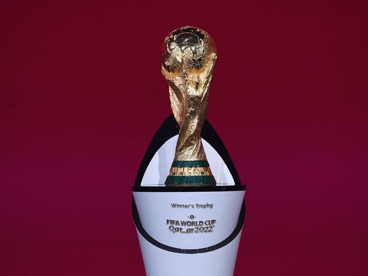 Der WM-Pokal steht auf einem Podest