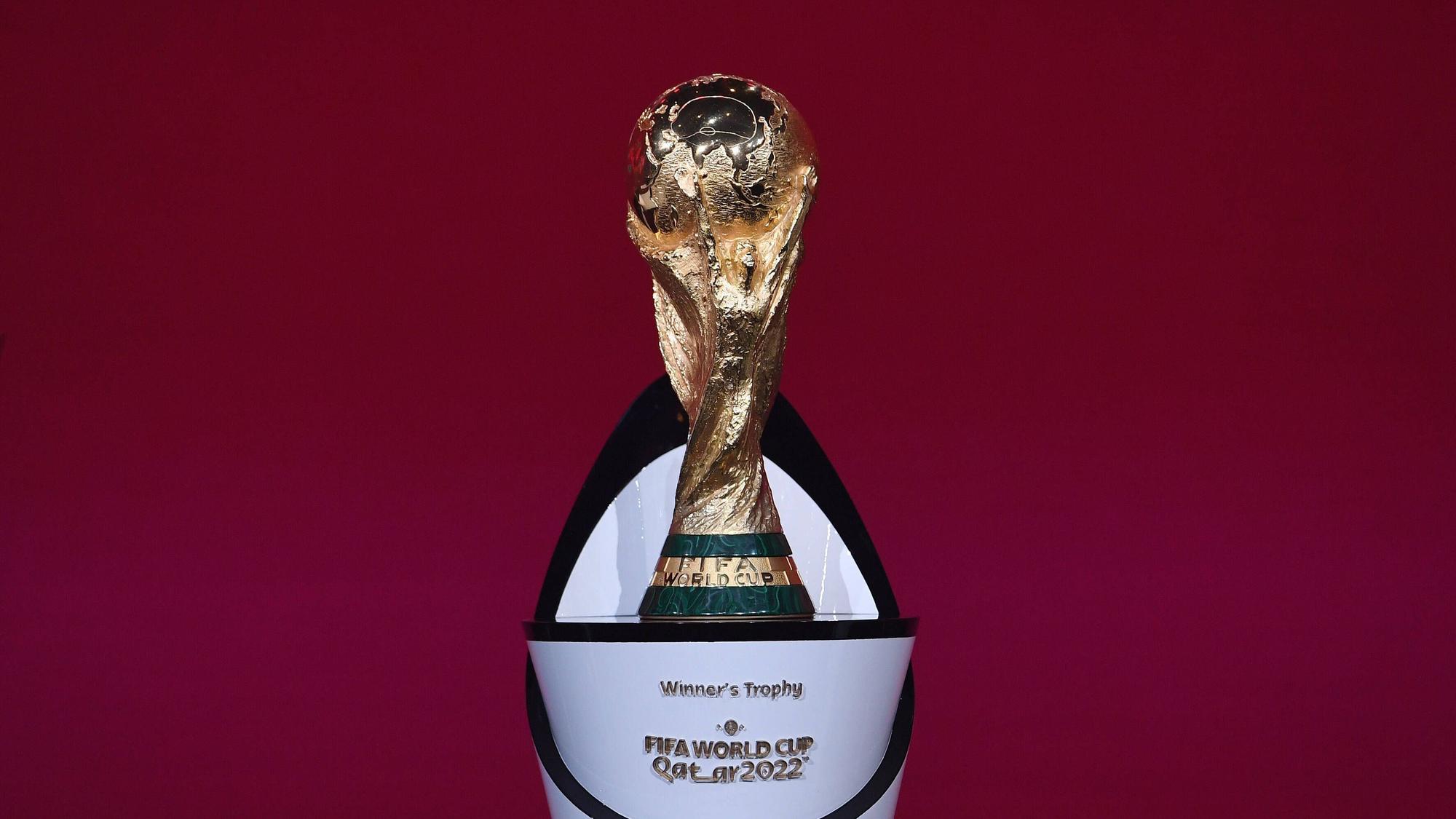 Der WM-Pokal steht auf einem Podest