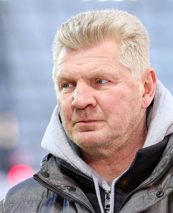 Stefan Effenberg schaut neutral nach links.