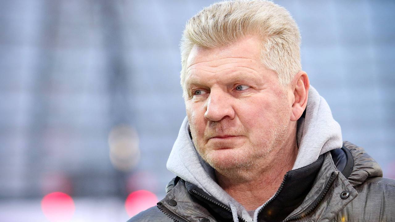 Stefan Effenberg schaut neutral nach links.