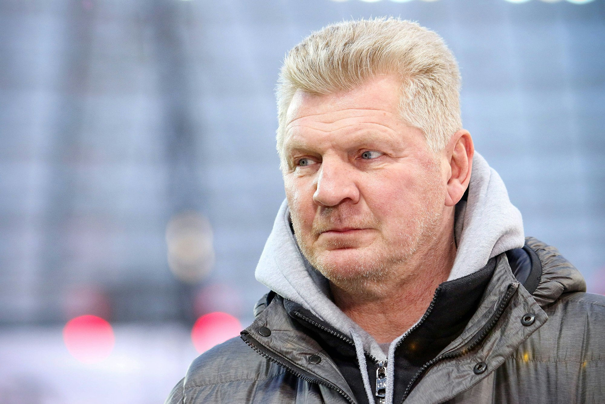 Stefan Effenberg schaut neutral nach links.