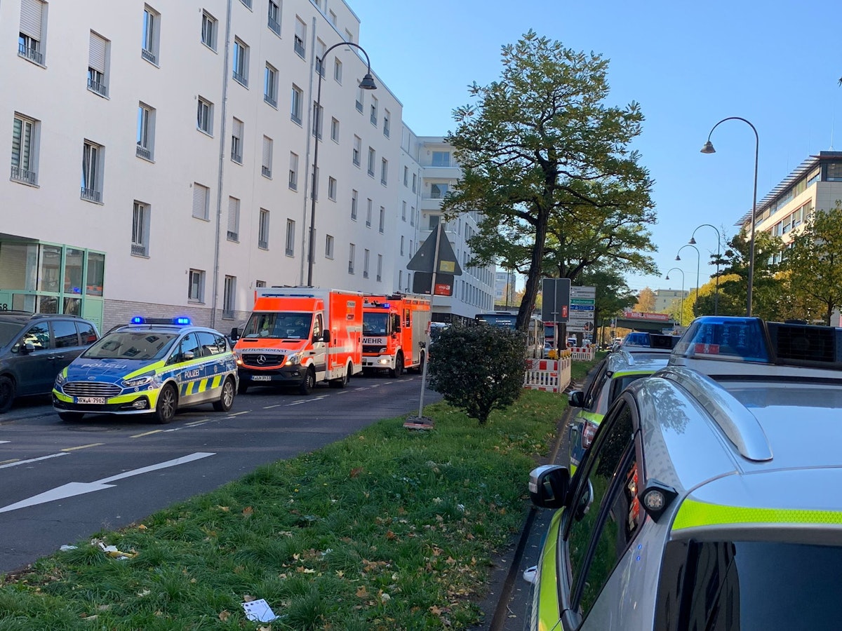 Polizei und Rettungswagen stehen an der Kalker Hauptstraße.