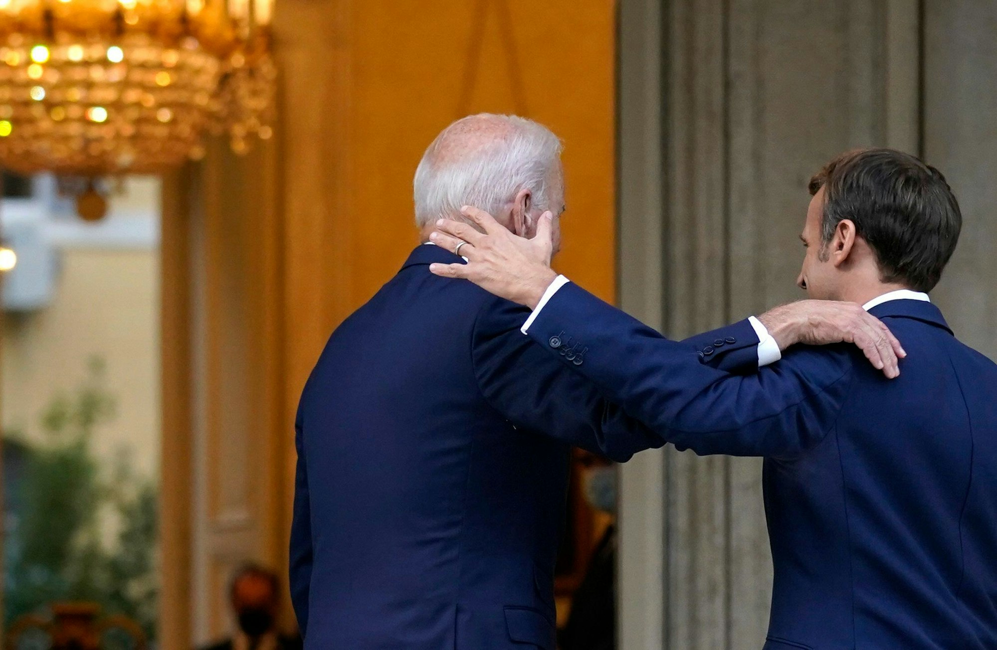 Joe Biden und Emmanuel Macron klopfen sich beim Treffen in Rom auf die Schultern.