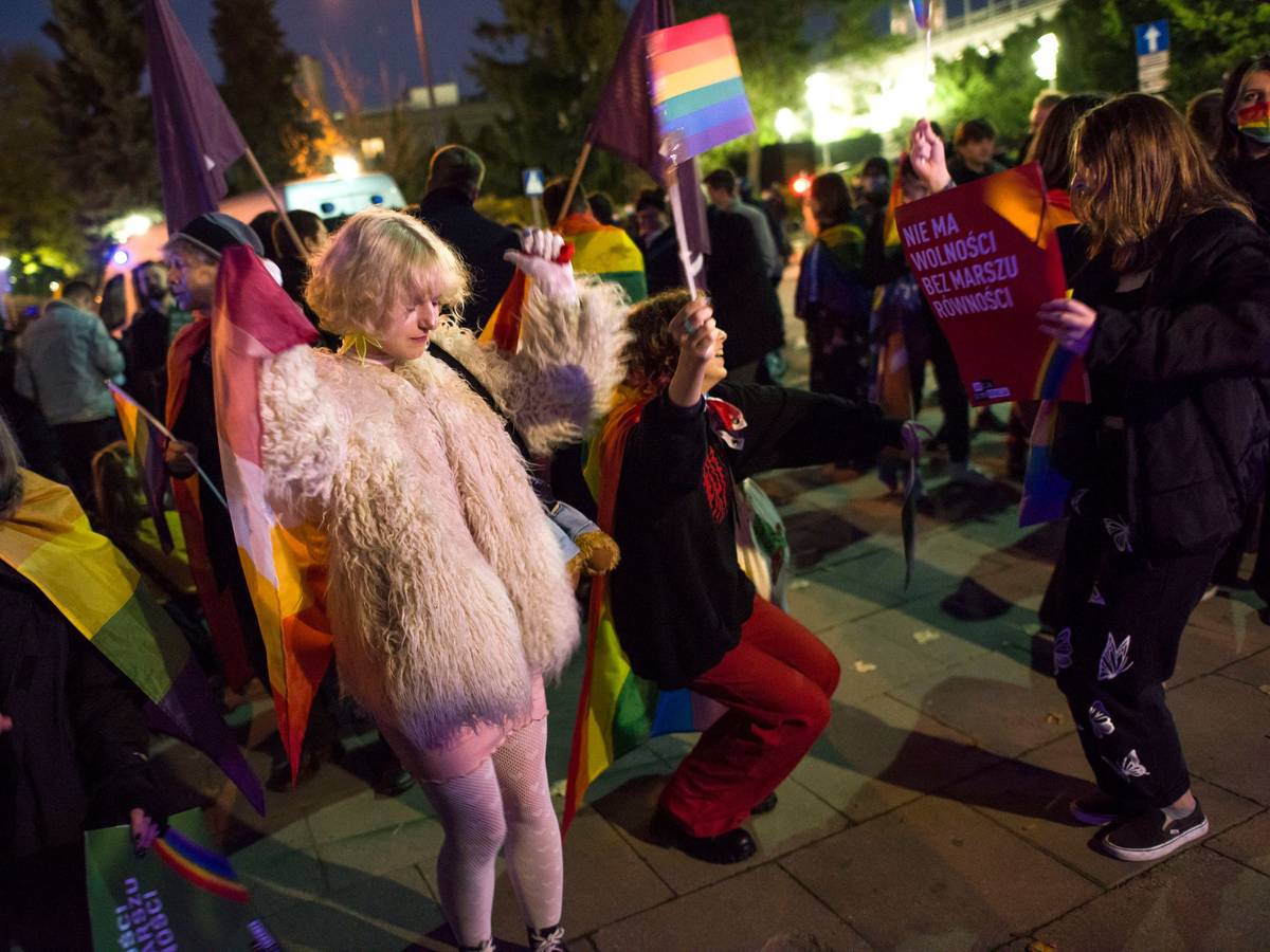 Menschen protestieren gegen ein geplantes Verbot von Demonstrationen für Lesben und Schwule. Vor dem Parlament versammelten sich am Donnerstagabend mindestens 300 Menschen, wie die Tageszeitung «Gazeta Wyborcza» berichtete.
