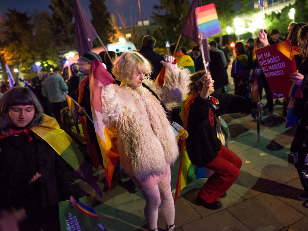 Menschen protestieren gegen ein geplantes Verbot von Demonstrationen für Lesben und Schwule. Vor dem Parlament versammelten sich am Donnerstagabend mindestens 300 Menschen, wie die Tageszeitung «Gazeta Wyborcza» berichtete.