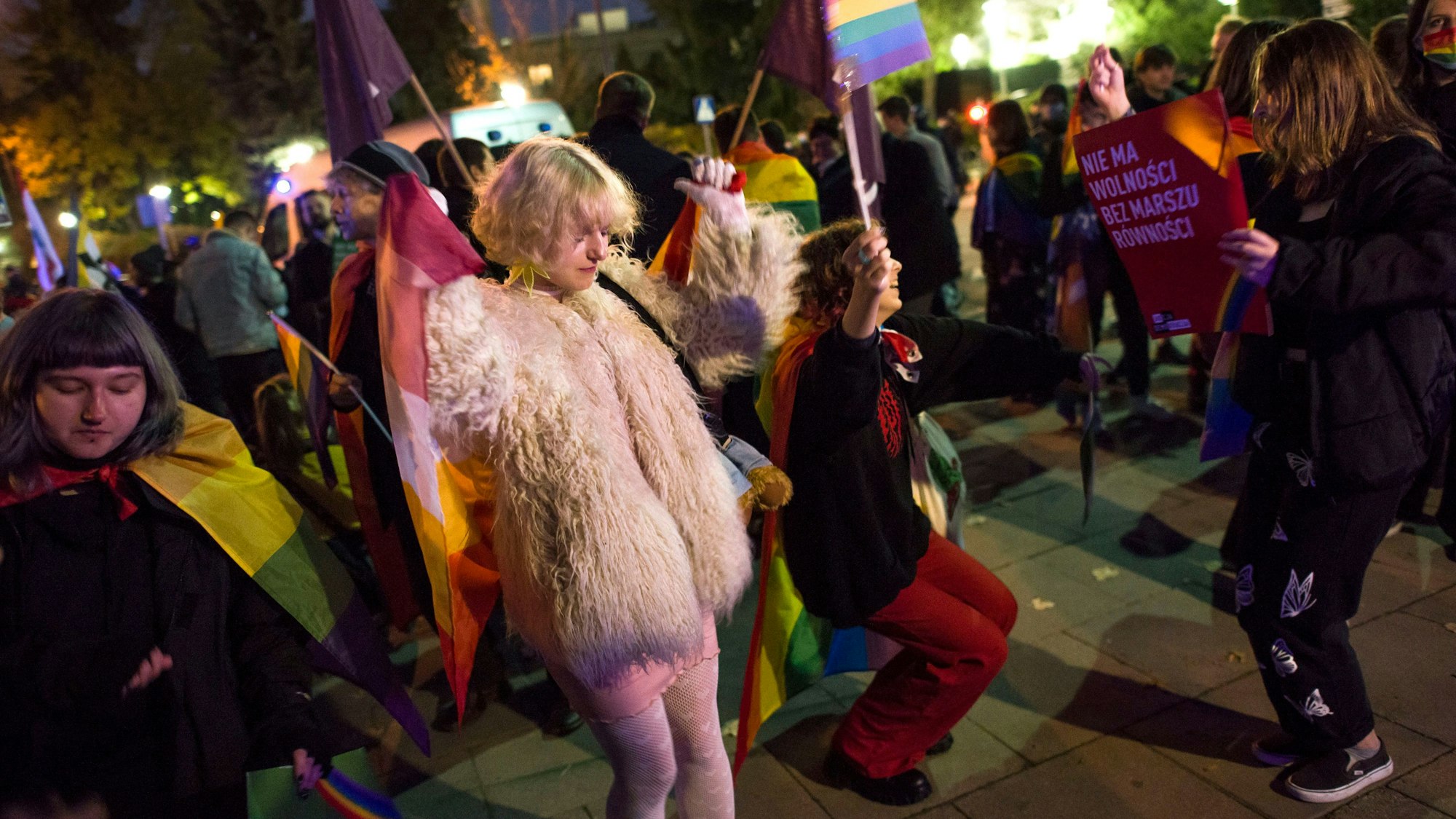 Menschen protestieren gegen ein geplantes Verbot von Demonstrationen für Lesben und Schwule. Vor dem Parlament versammelten sich am Donnerstagabend mindestens 300 Menschen, wie die Tageszeitung «Gazeta Wyborcza» berichtete.