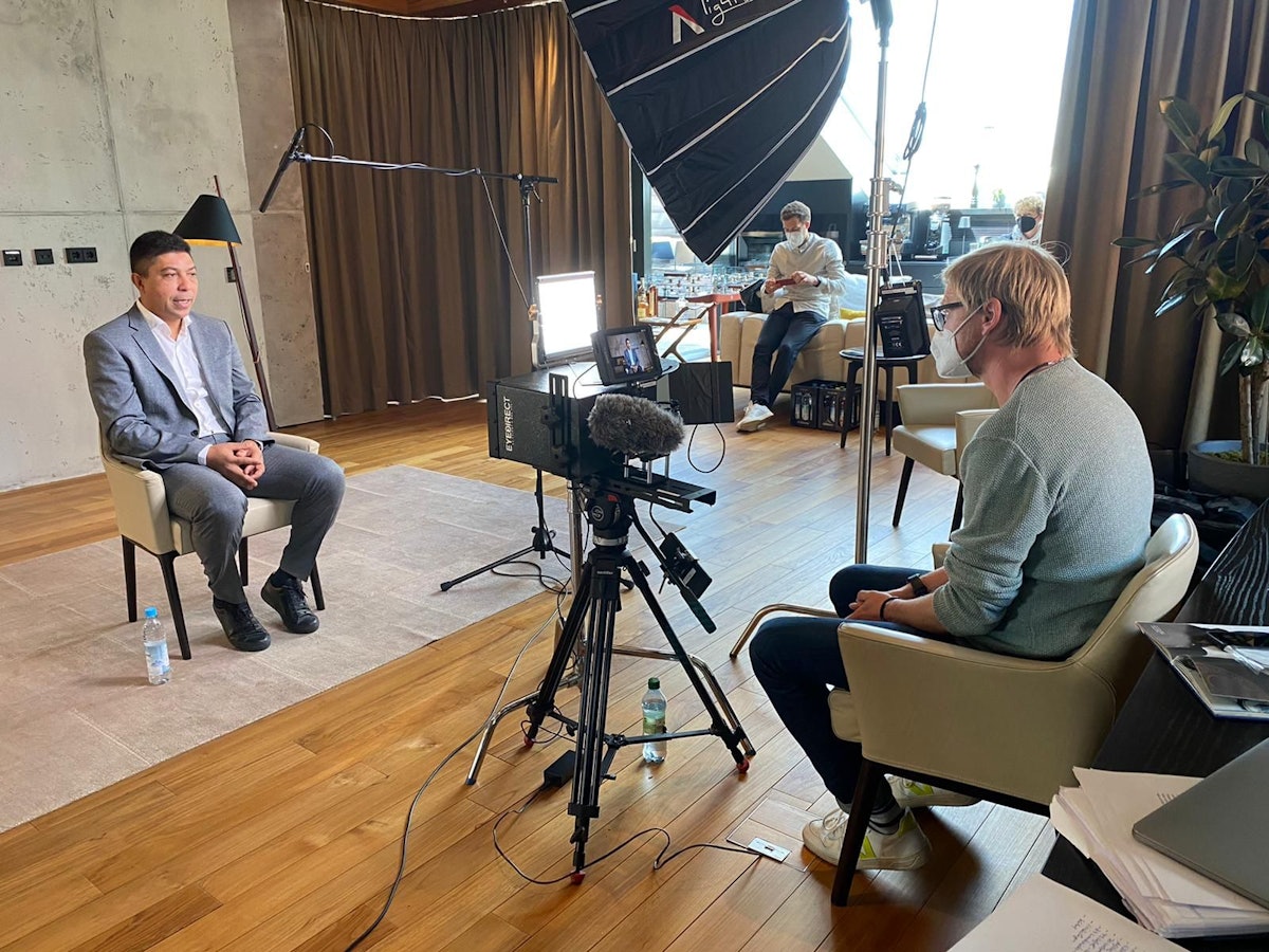 Mario Kottkamp (r.) spricht im Rahmen der Bayern-Doku von Amazon Prime Video mit Ex-Torjäger Giovane Elber