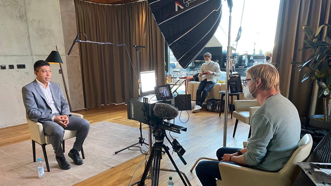 Mario Kottkamp (r.) spricht im Rahmen der Bayern-Doku von Amazon Prime Video mit Ex-Torjäger Giovane Elber