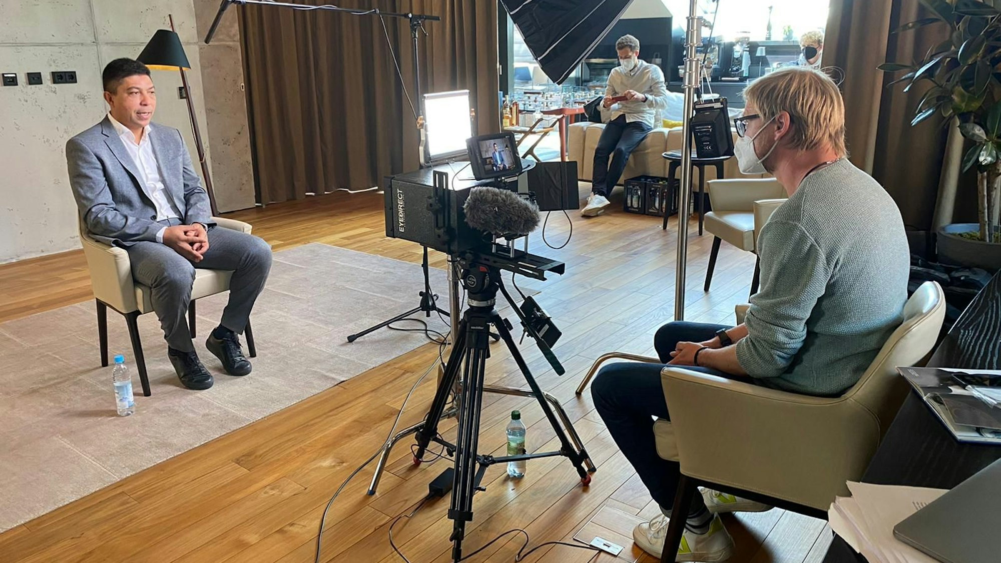 Mario Kottkamp (r.) spricht im Rahmen der Bayern-Doku von Amazon Prime Video mit Ex-Torjäger Giovane Elber