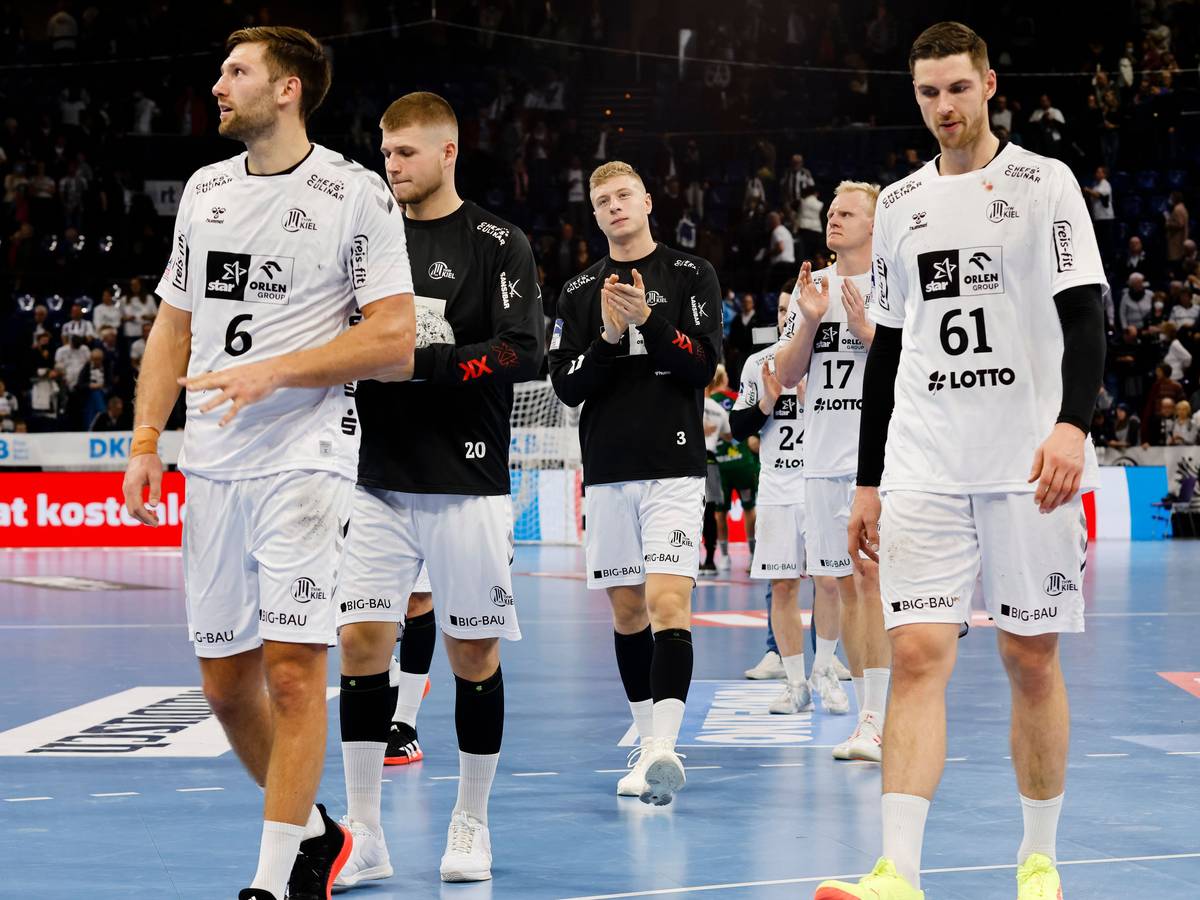 Die Spieler von THW Kiel gehen nach einer Niederlage in der Handball-Bundesliga vom Feld.