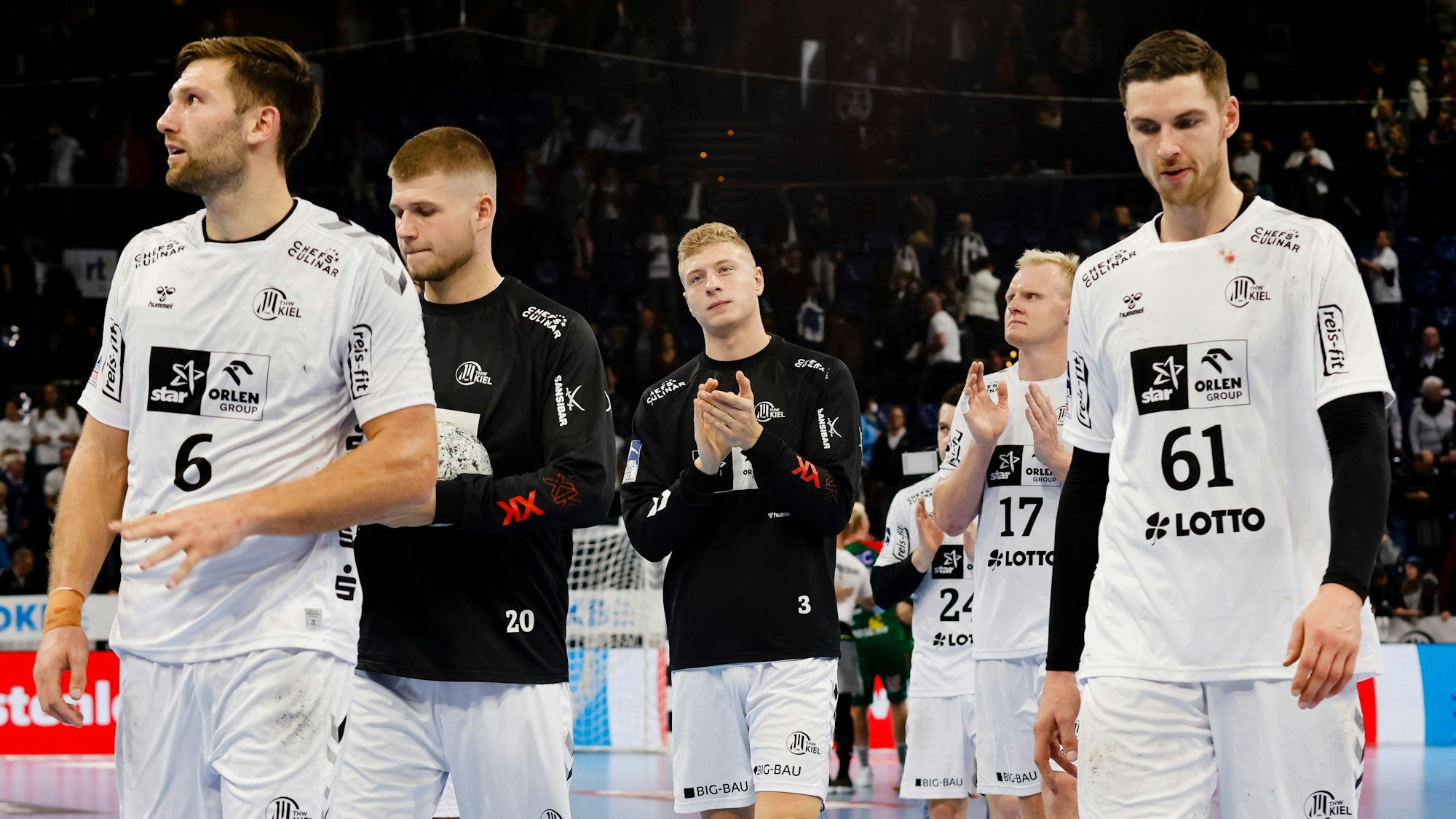 Die Spieler von THW Kiel gehen nach einer Niederlage in der Handball-Bundesliga vom Feld.