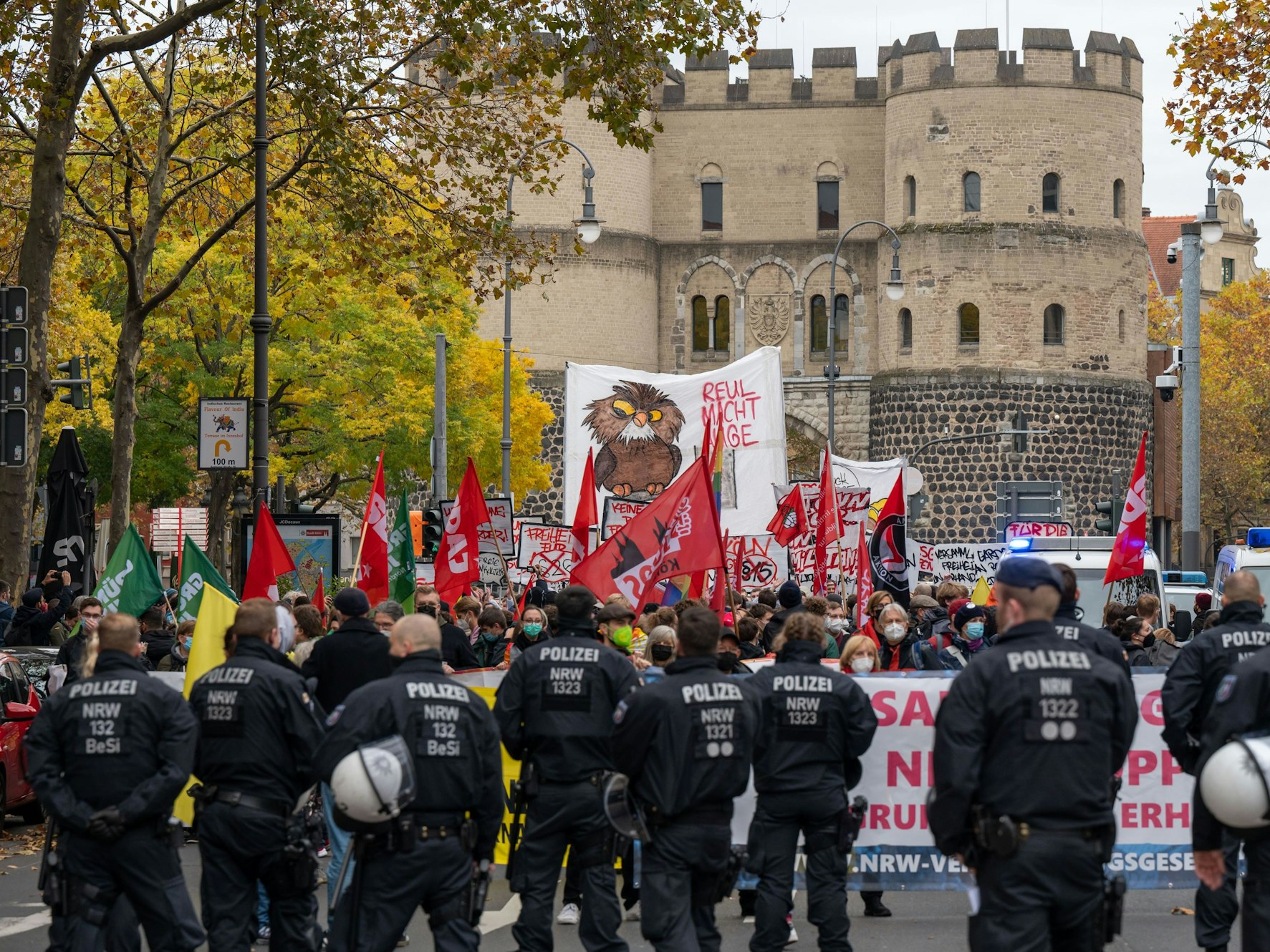 Polizei und Demonstranten stehen am Rudolfplatz.