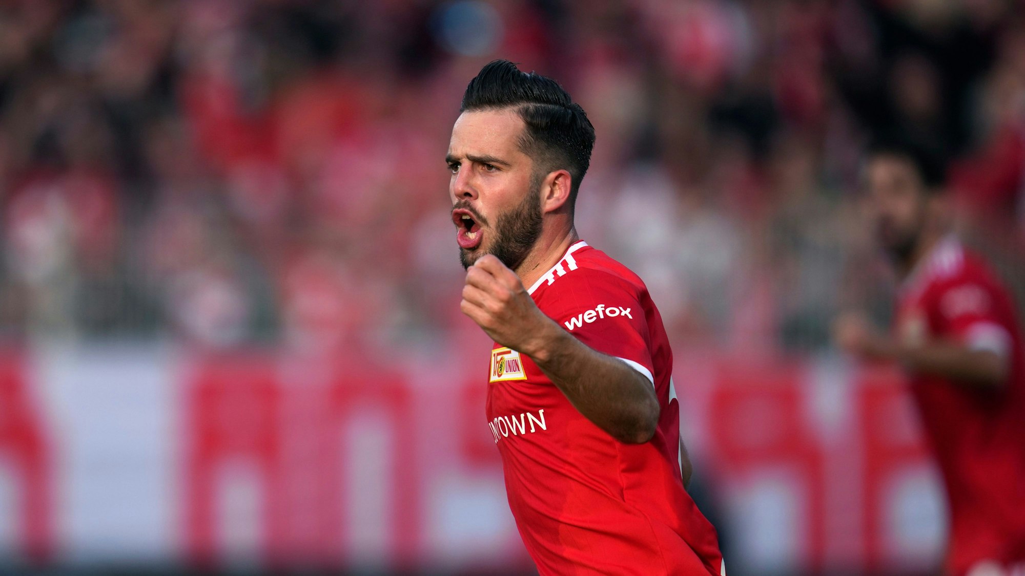 Niko Gießelmann bejubelt sein Tor gegen den FC Bayern München