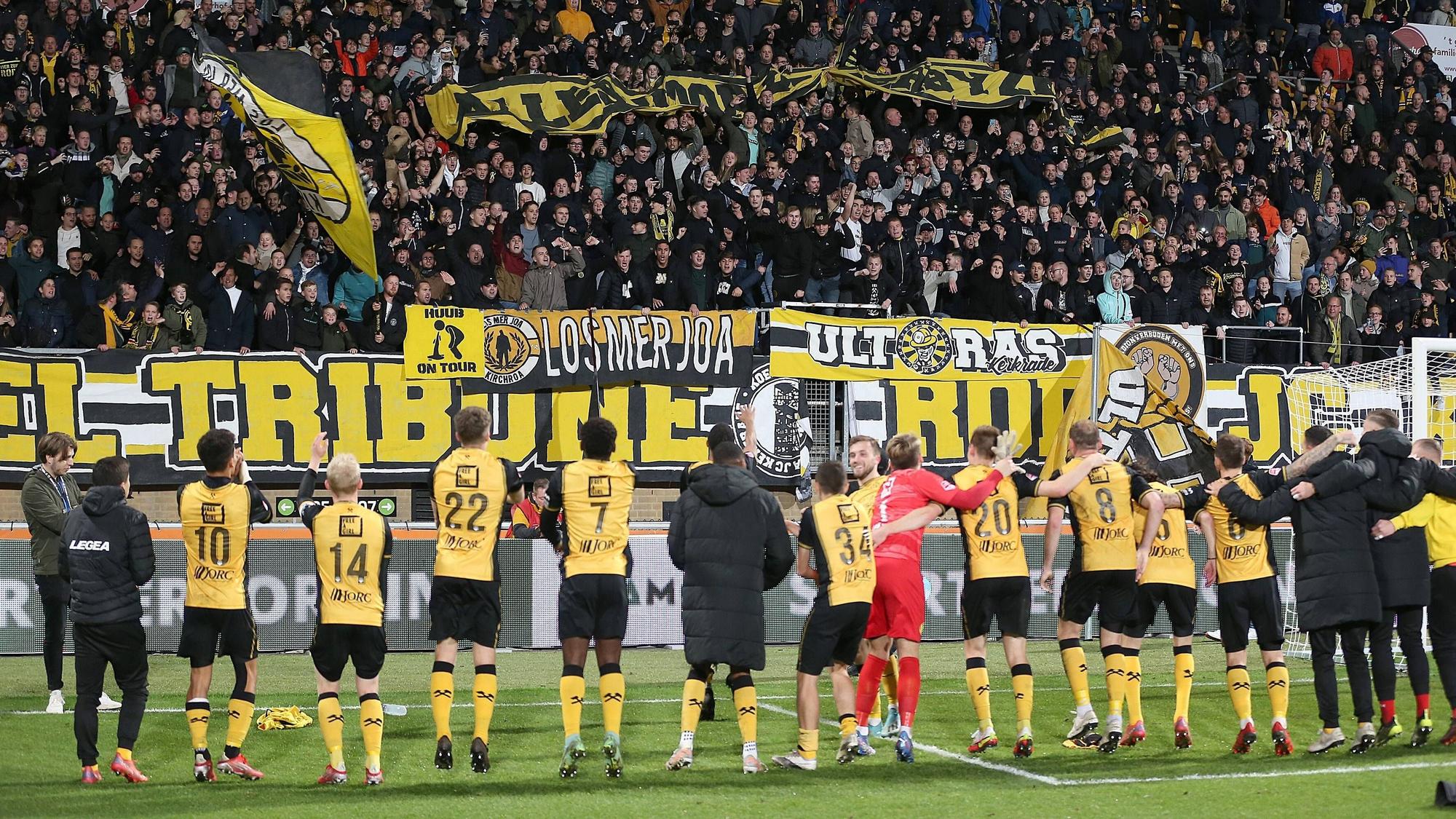 Das niederländische Team Roda Kerkrade feiert mit seinen Fans.