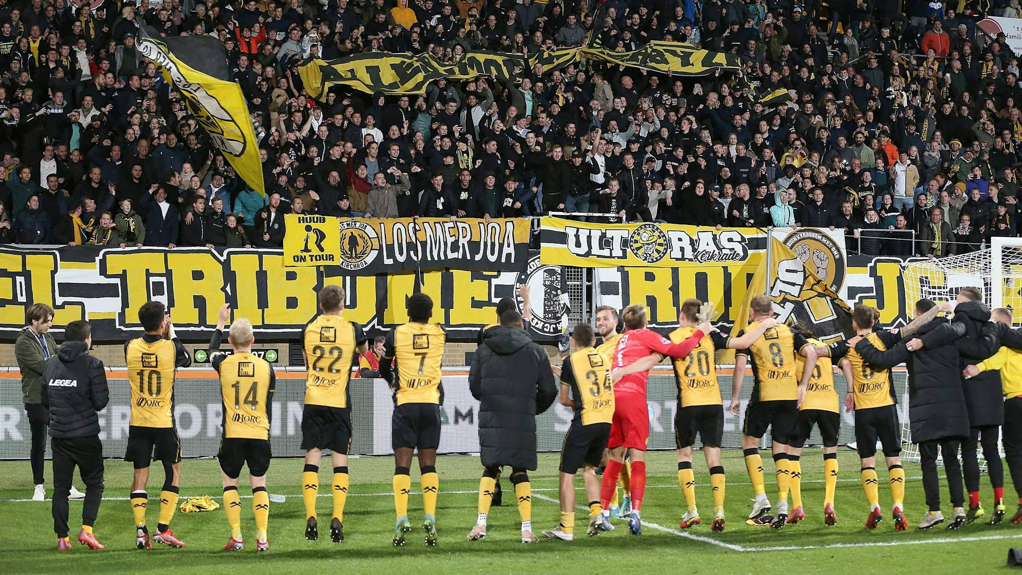 Das niederländische Team Roda Kerkrade feiert mit seinen Fans.