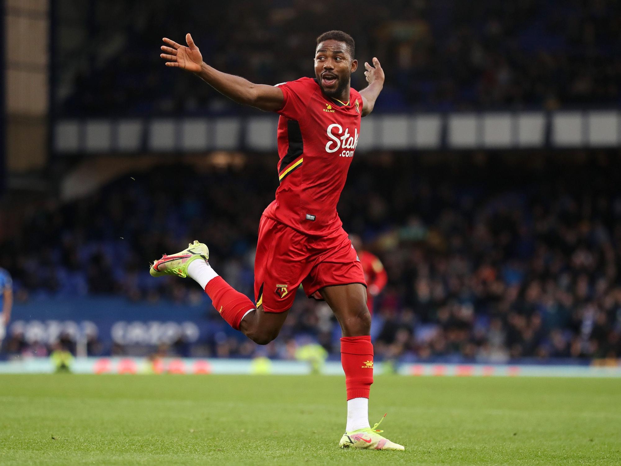 Emmanuel Dennis trifft für den FC Watford in Everton.