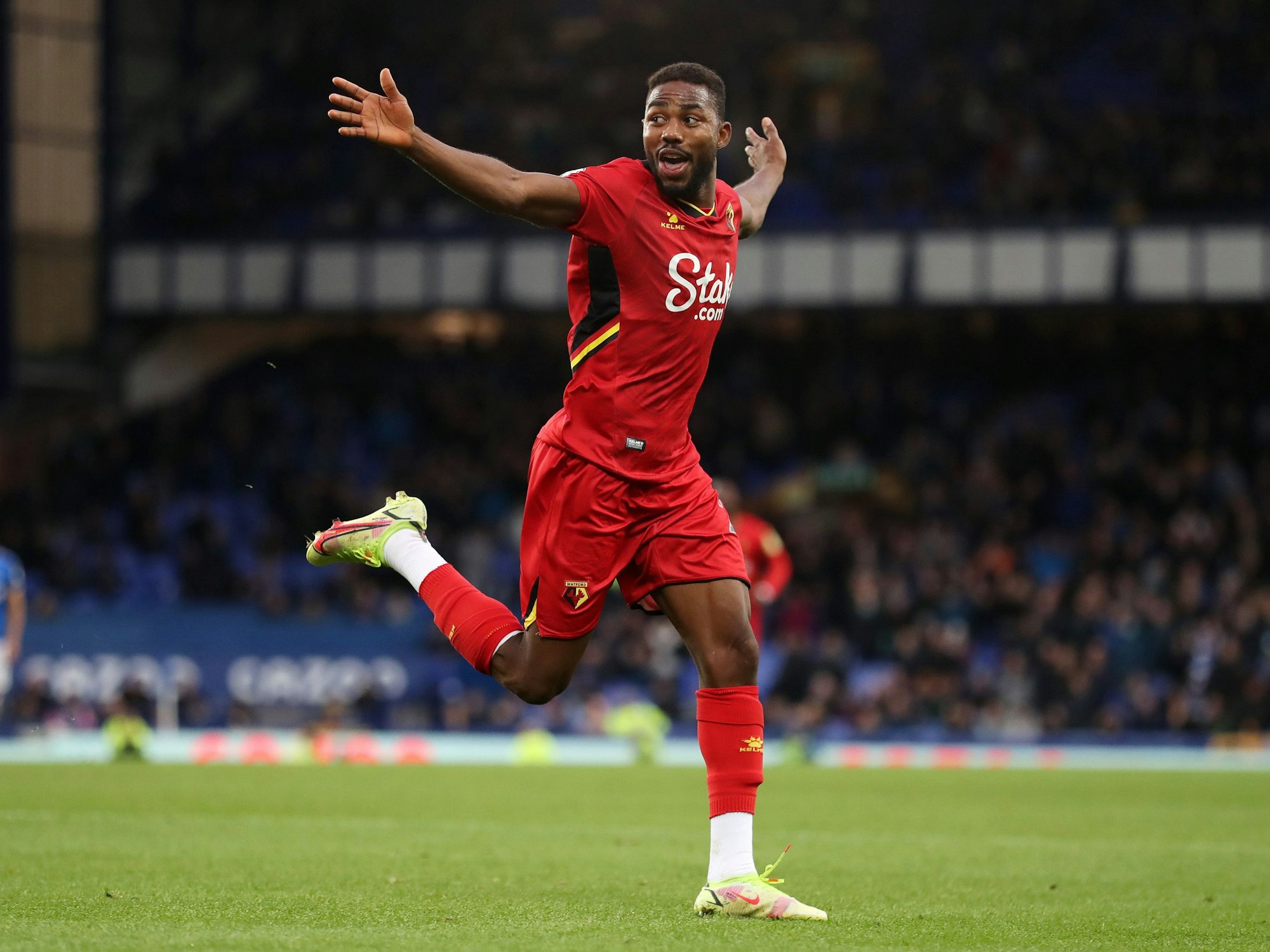 Emmanuel Dennis trifft für den FC Watford in Everton.